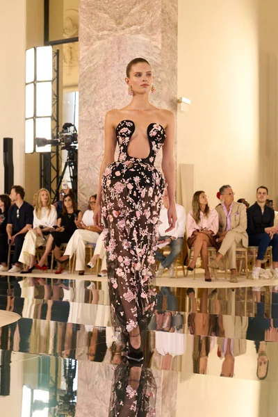 Look 16